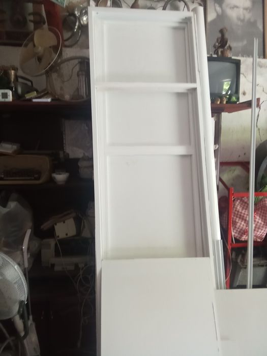 Duas portas alumínio. Brancas.