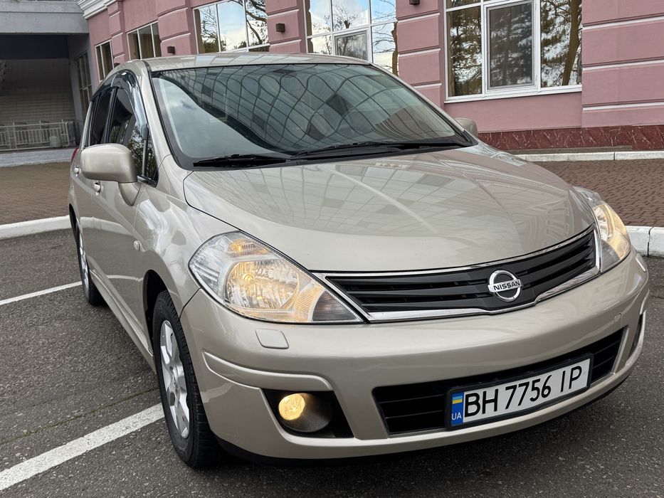 продам Nissan Tiida  2011 года 1.6 бензин