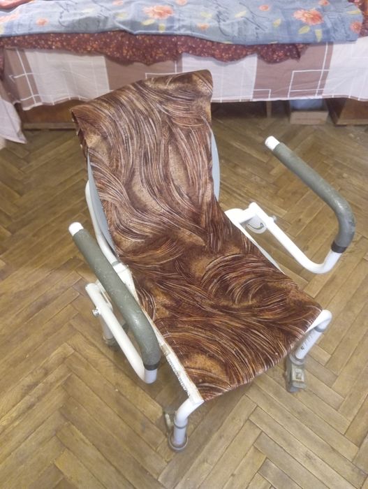 Кресло-туалет з откидним сидінням ,(Італія).