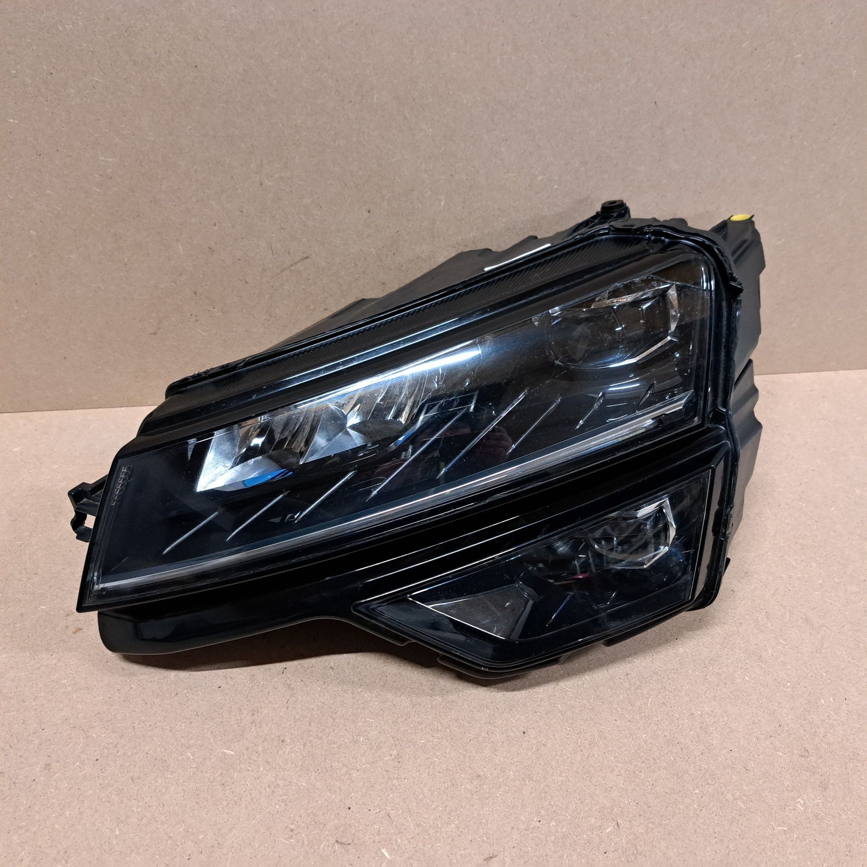 Lampa reflektor full led skoda Karoq lewy europa