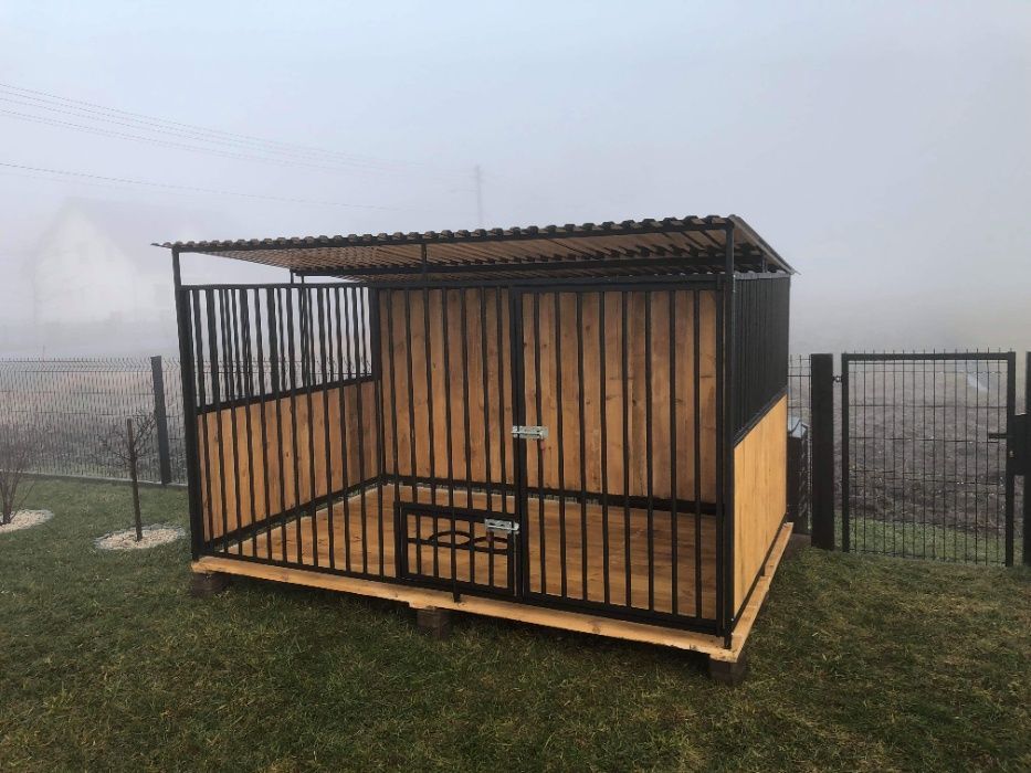 Kojec z profili zamkniętych oraz rurki. Boks klatka dla psa.