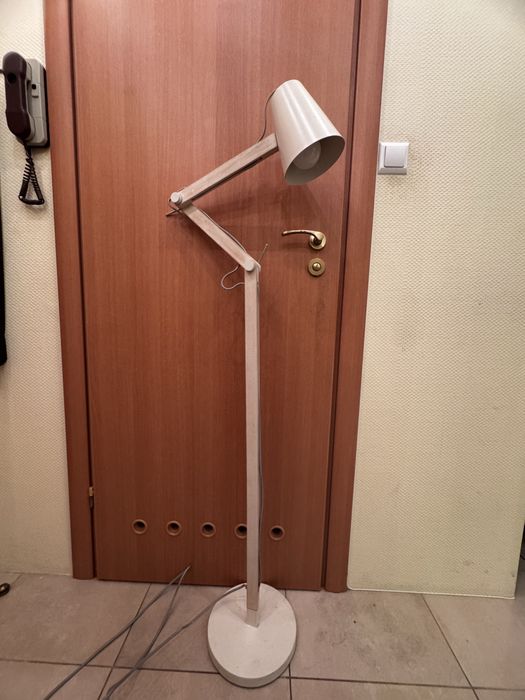 Drewniana lampa stojąca
