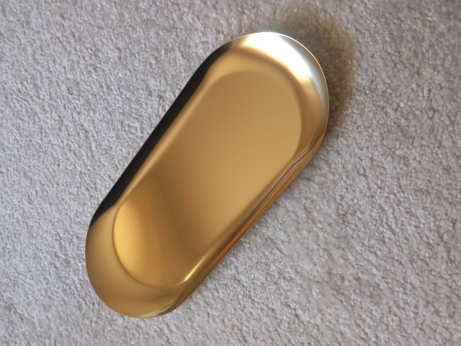 Bandeja dourada em metal. Colar de decoração.