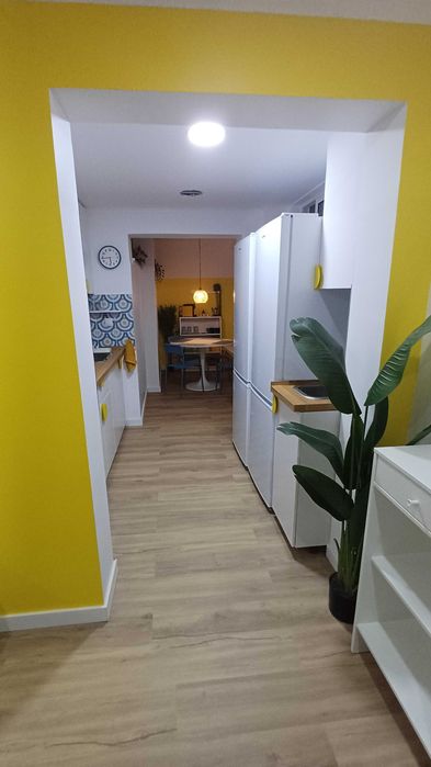 Quarto individual para estudante na Caparica com contas incluídas.