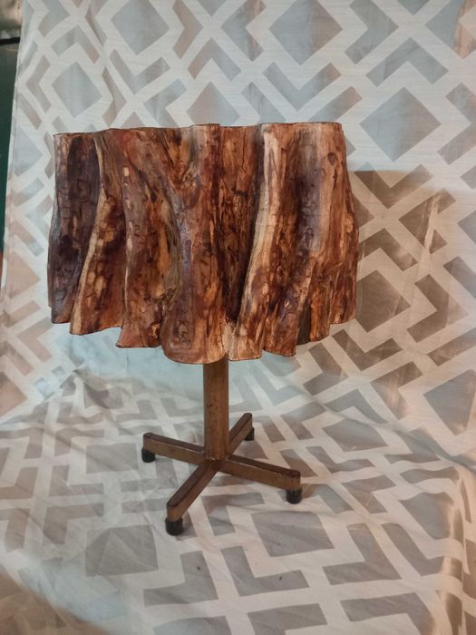 Mesa de apoio ou mesa lateral, rustica industrial, antiga, base latão