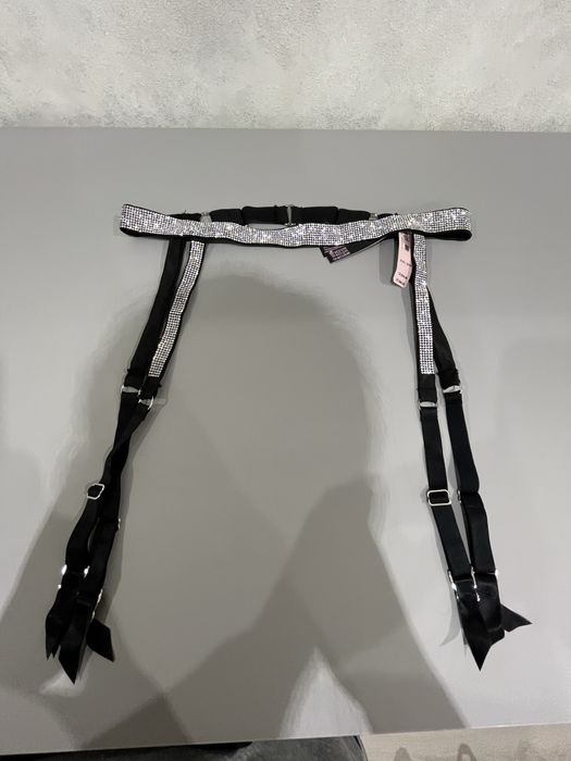 Пояс VS  з стразами для чулків