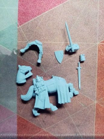 Bretonian Grail Knight - figurka 3d do Warhammer Old World