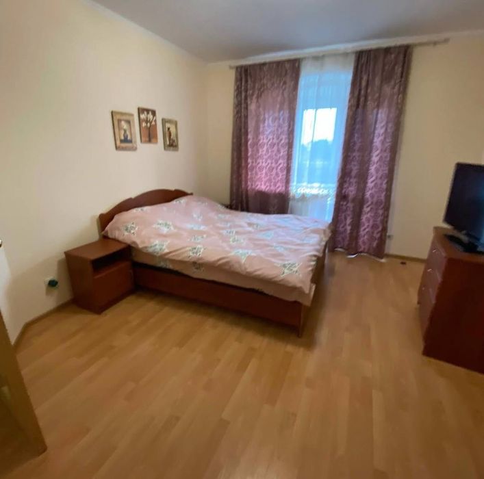 Продаж 3 км квартири поруч з стометрівкою