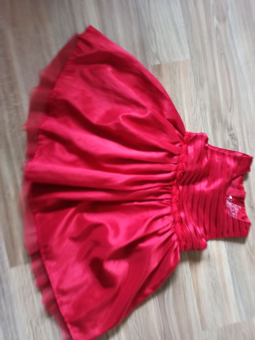 Śliczna czerwona sukienka rozm 86