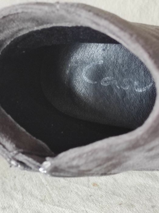 Szare botki zamszowe na słupku Casu nr 38