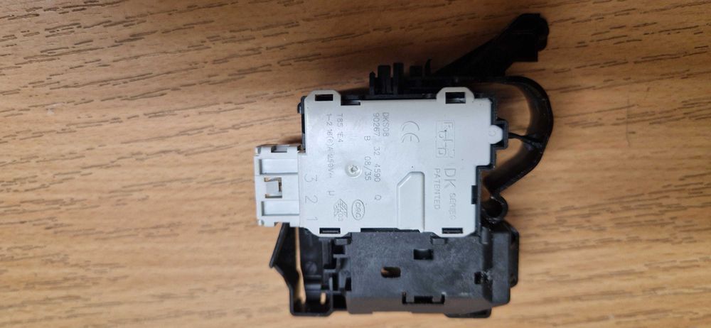 Blokada zamek drzwi pralki Whirlpool