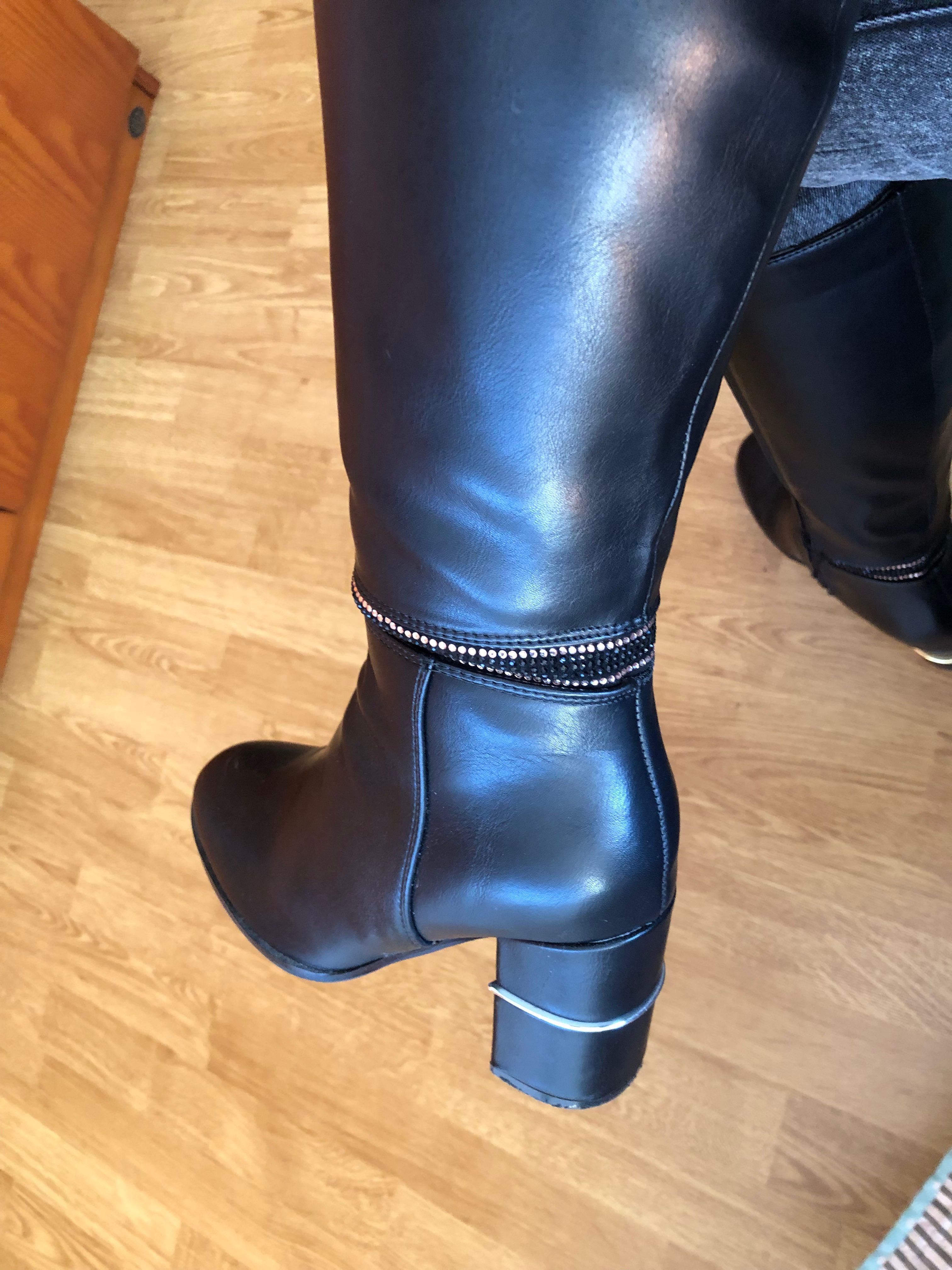 Botas pretas cano alto