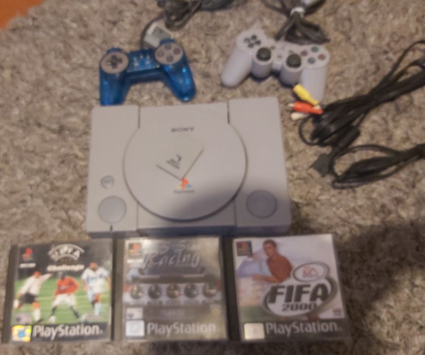 Ps1 fat com jogos 2 comandos e cartão de memória.
