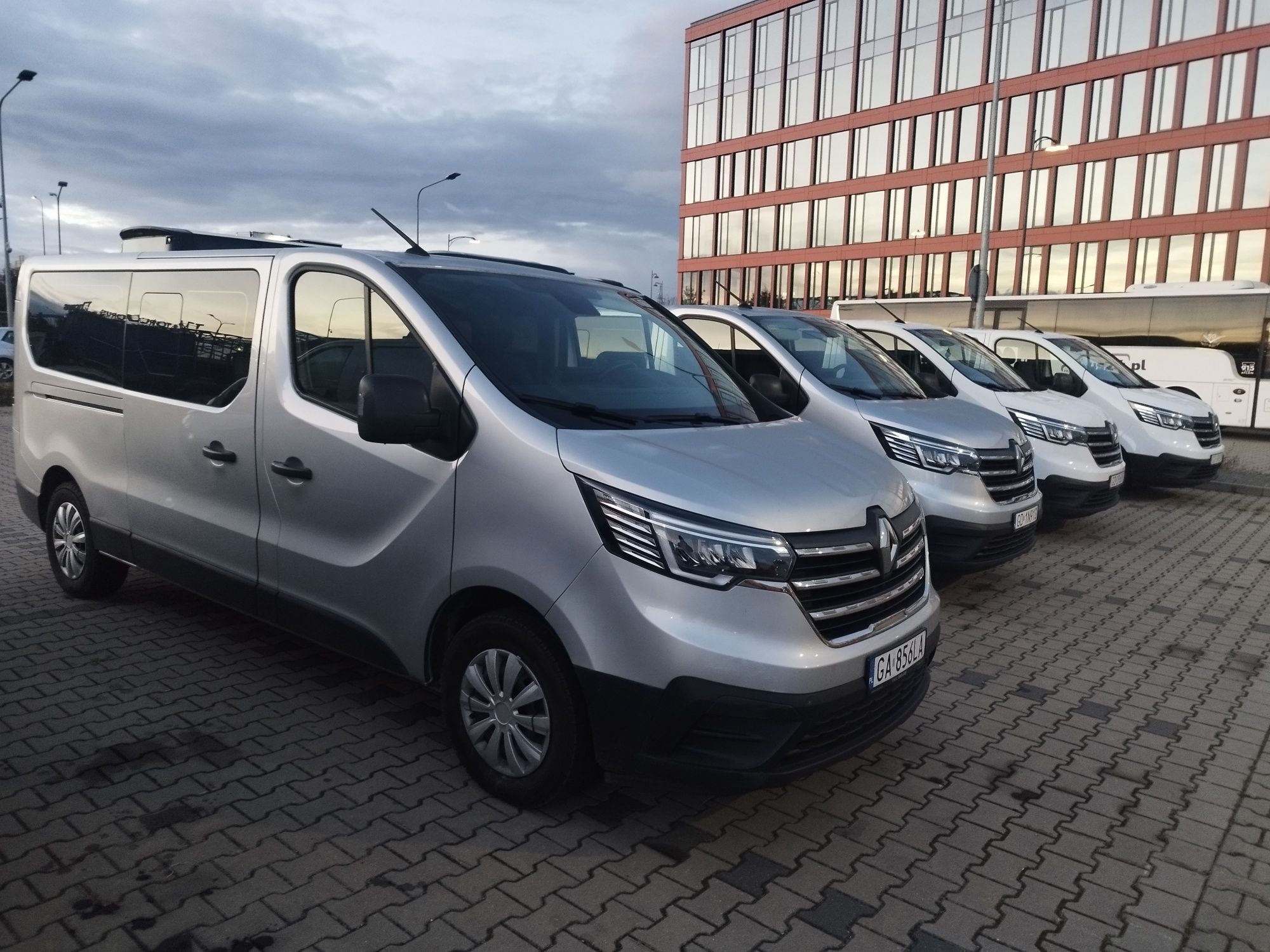 Wynajem Bus 9 osobowy Renault Trafic