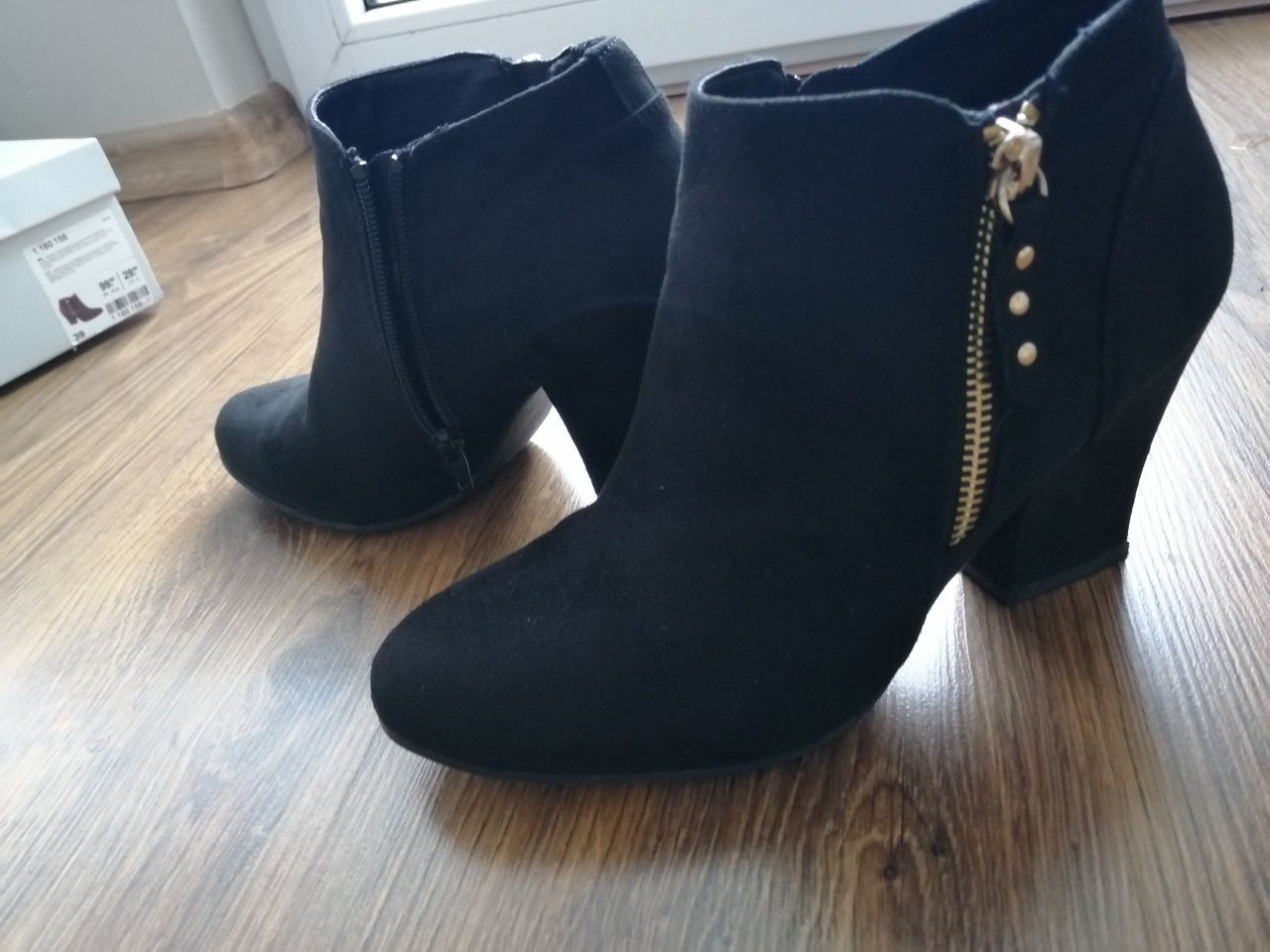 Czarne zamszowe botki na obcasie ze złotym zamkiem Deichmann r. 39