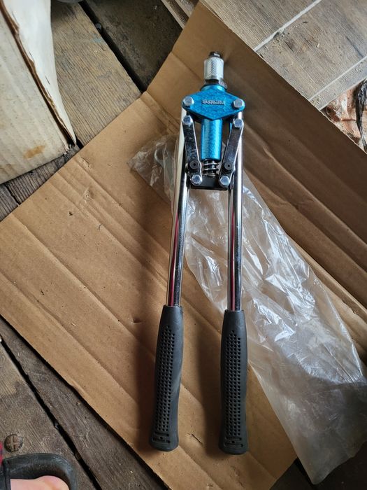 Заклепочний  пістолет