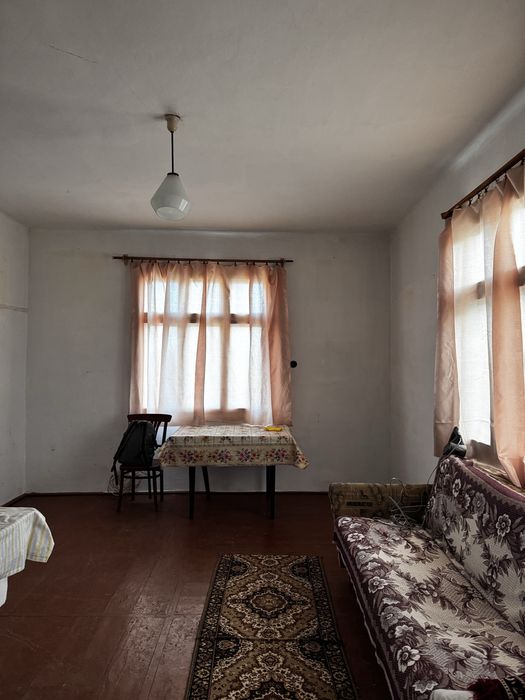 Будинок у селі Брониця