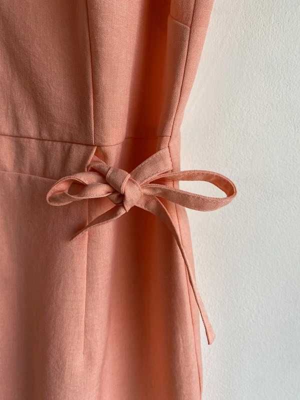 Łososiowa sukienka z wycięciem wiązana z boku Quiosque L/XL