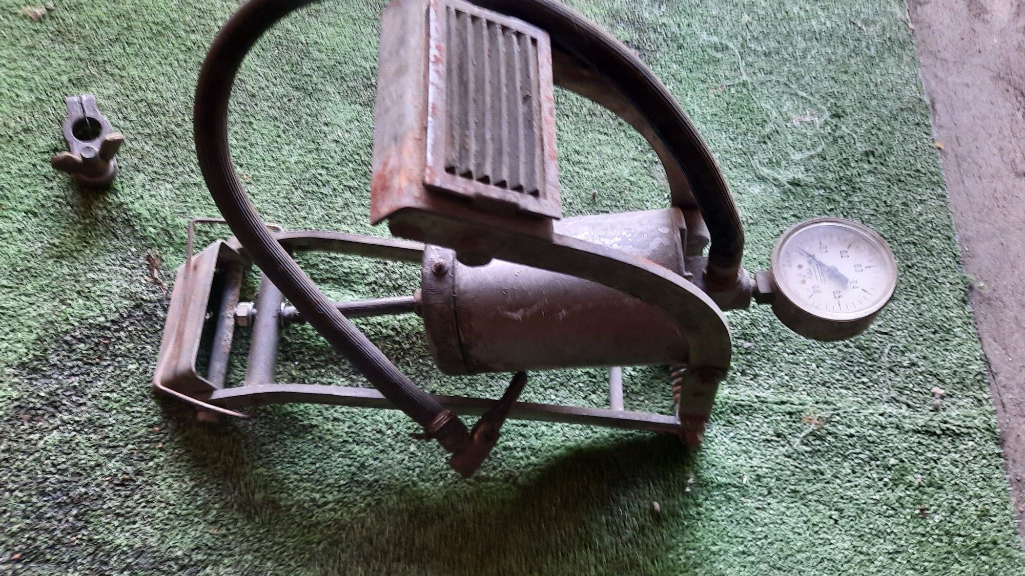 Pompka nożna  z manometrem niezawodna mocna  retro PRL