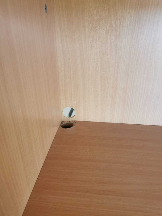 Szafka biurowa zamykana na kluczyk z półkami