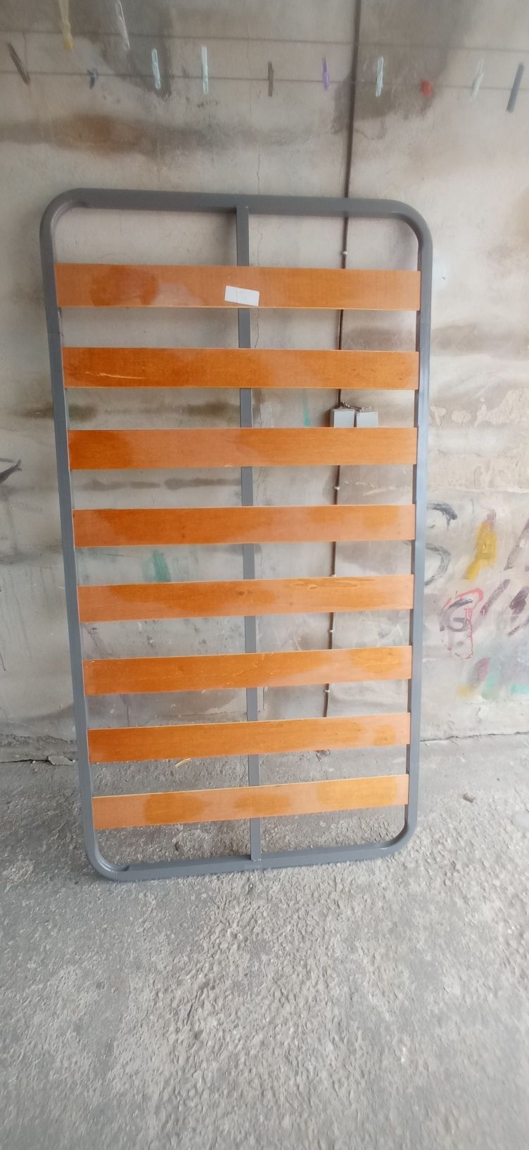estrado ripado solteiro
Medidas 
90x183
 Praticamente nov