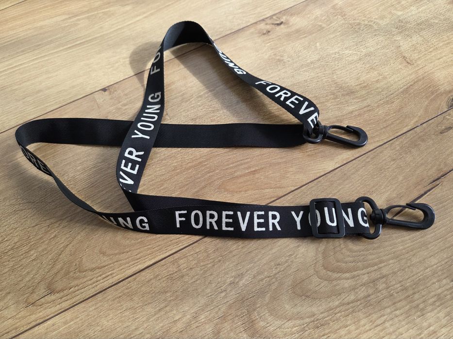 Pasek czarny regulowany do torebki z białym napisem Forever Young
