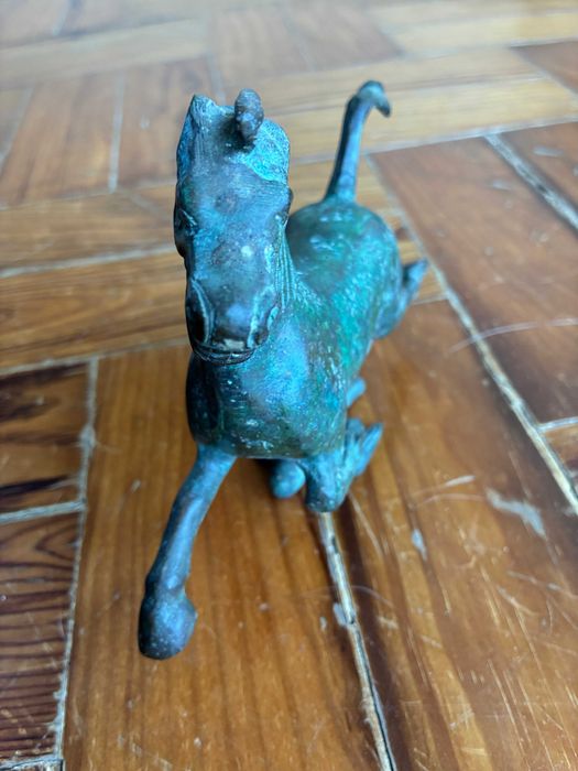 Cavalo sobre pomba em bronze