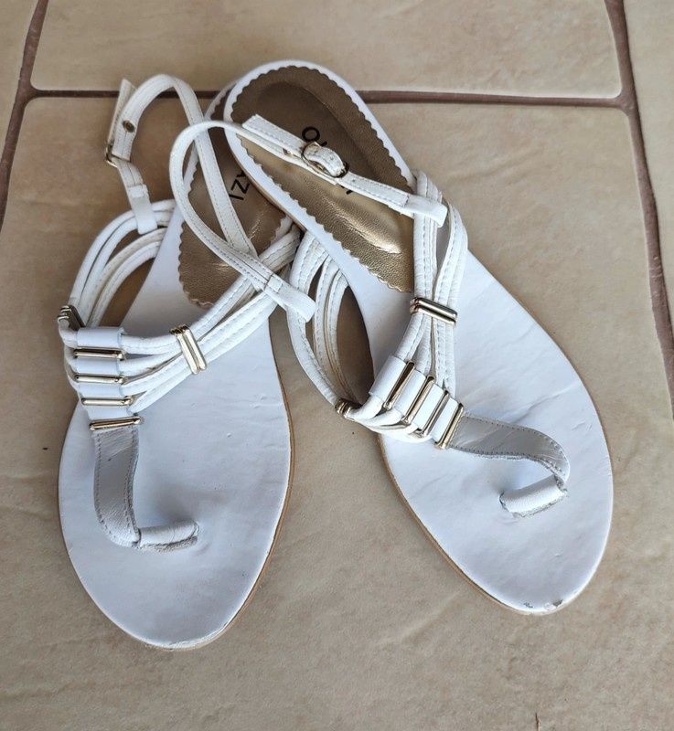Białe płaskie sandałki