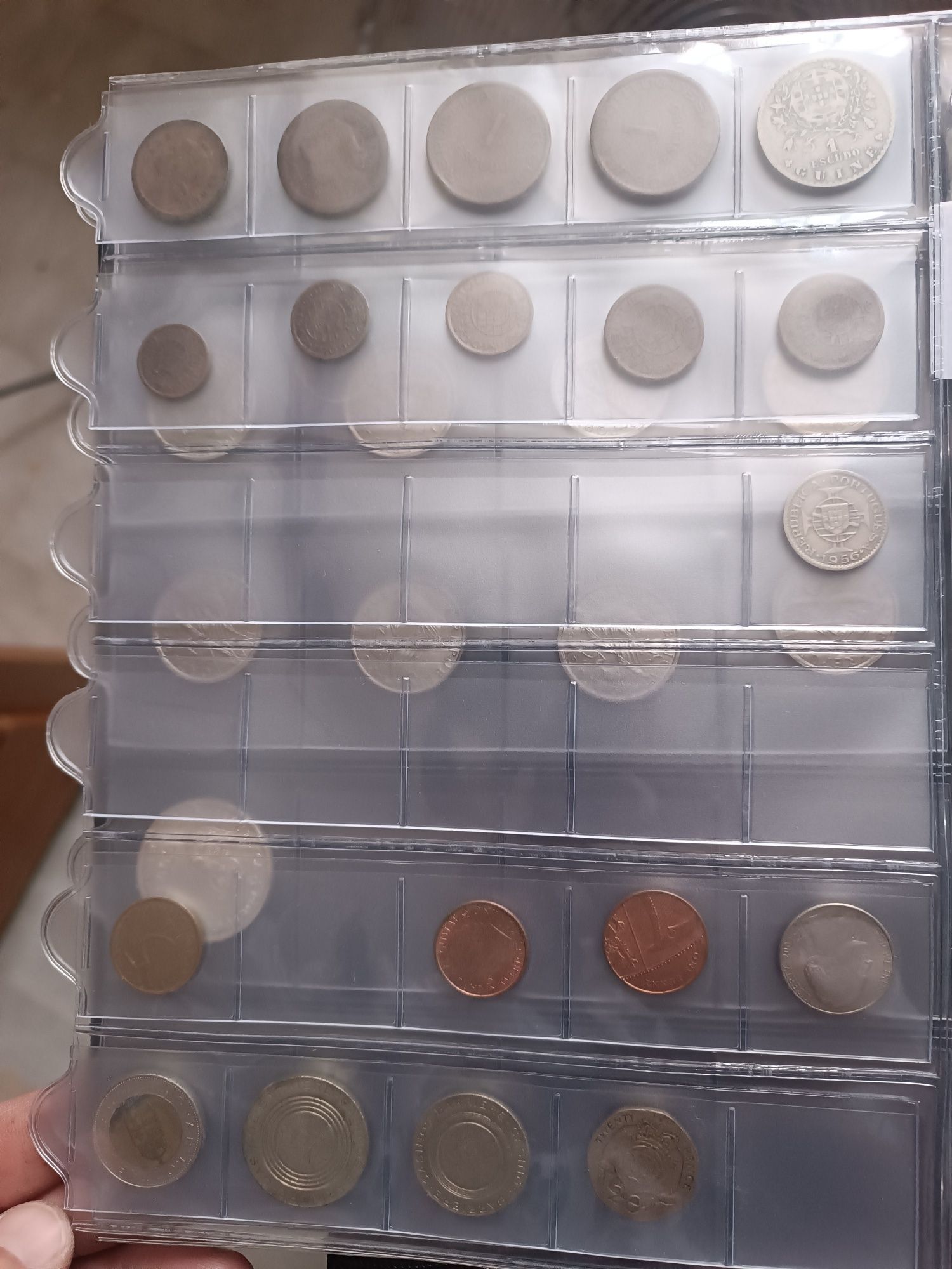 Varias moedas capas e dossier