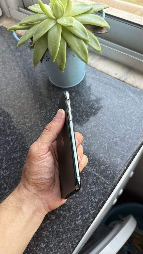 Vendo iPhone 11 Pro em excelente estado!