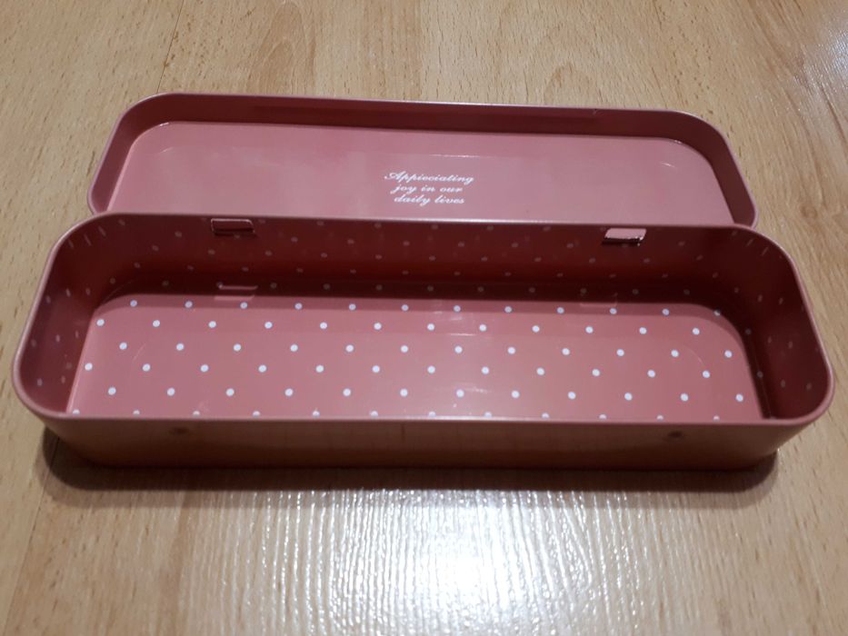 Piórnik metalowy na przybory - czerwony, pojemny, z uszkodzeniem