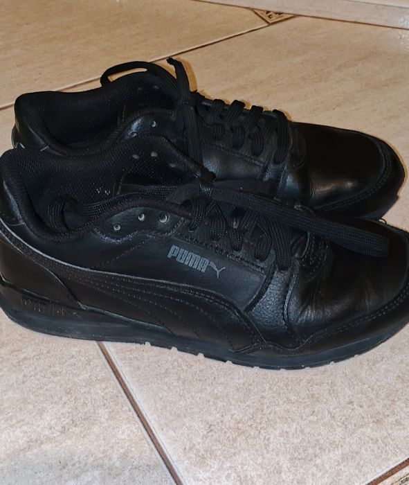 Puma ST Runner v3 L В хорошо у стані
Класичні чорні кросівки з натура