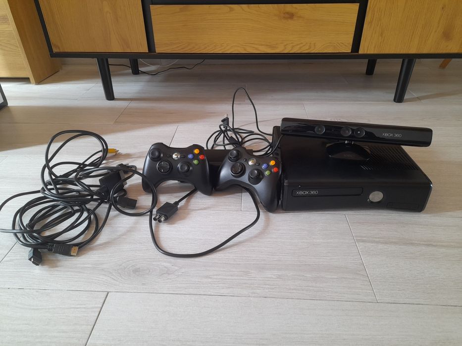Vendo XBox 360 Nintendo desbloqueada  2 comandos e kinect