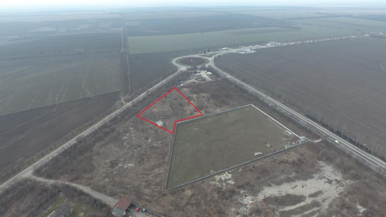 Земельна ділянка на трасі, у власності