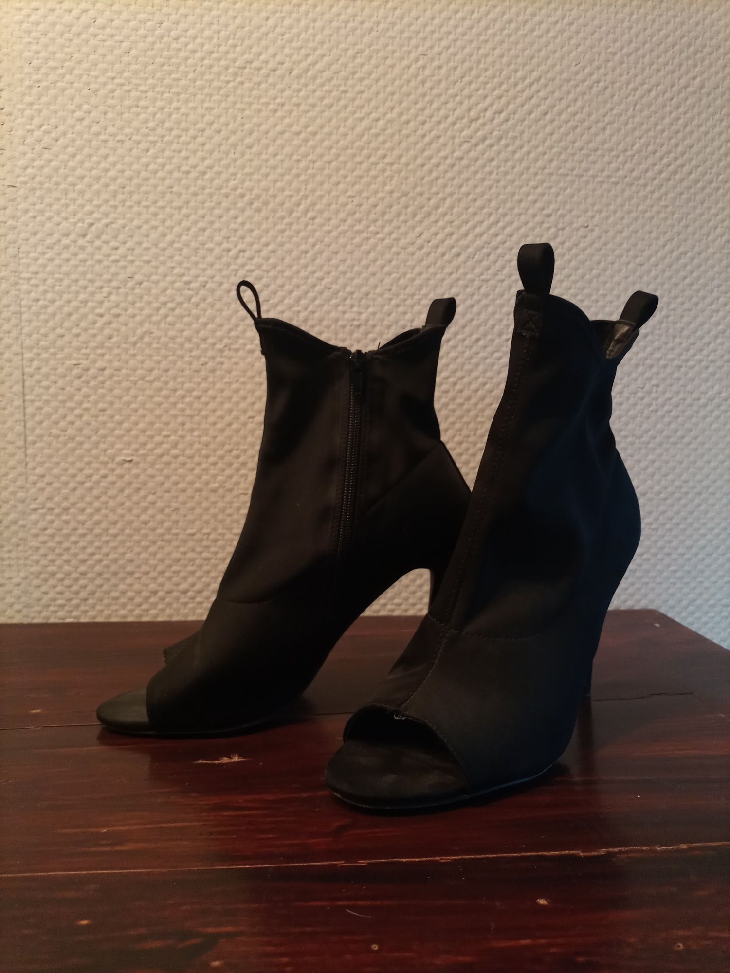 Buty na obcasie Reserved 41, szpilki, obcasy czarne