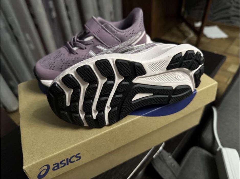 Кросівки дитячі бренду Asics Gt-1000 13 ,27 розмір.