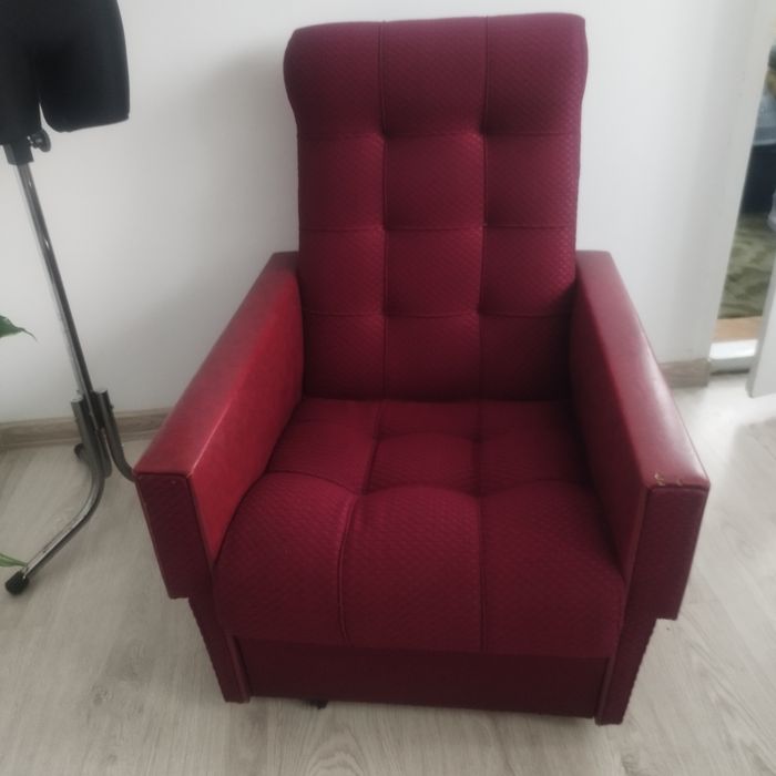 Fotel w kolorze bordo