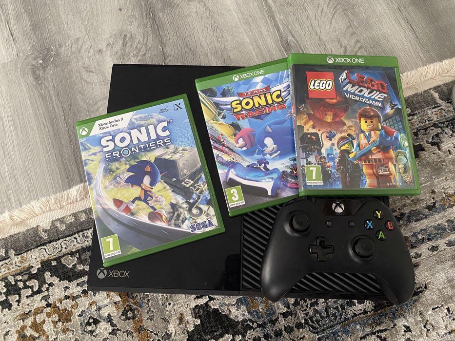 Xbox One com comando e 4 jogos