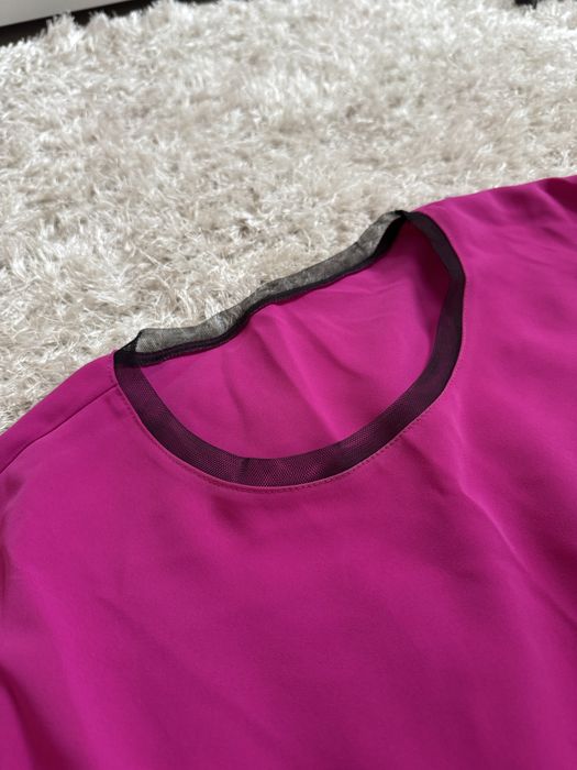 Elegancka rozowa sukienka z ozdobną koronką gladka klasyczna