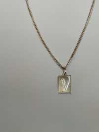 Srebrny łańcuszek z medalikiem matki boskiej