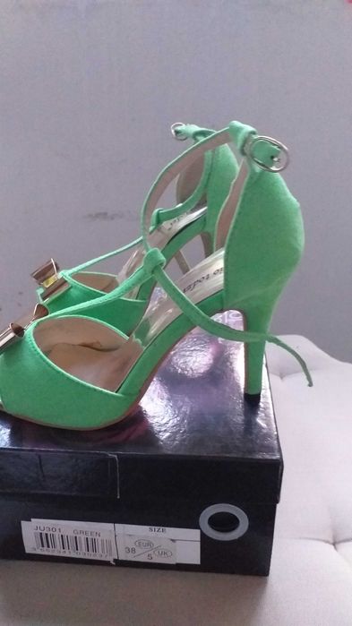sandały, szpilki zielone ,włoskie ze złotą kokardą nowe rozm 38