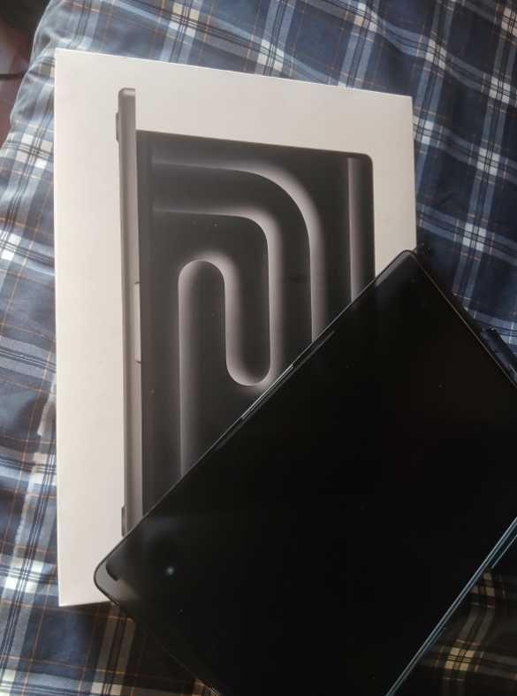 MacBook Pro APPLE Preto Sideral 2023 + capa de proteção
