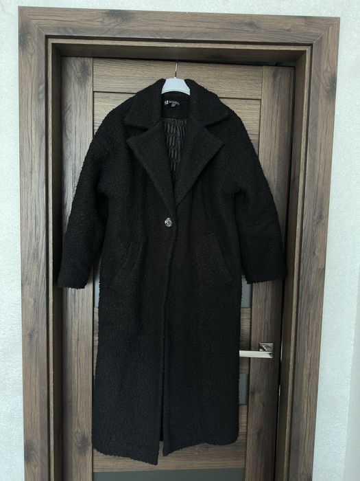 Чорне зимове пальто