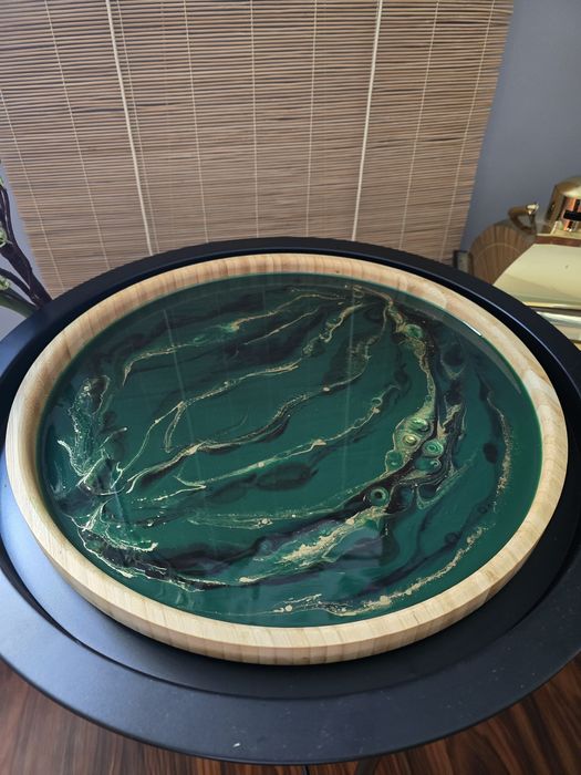 Drewniana taca z żywicą epoksydowa