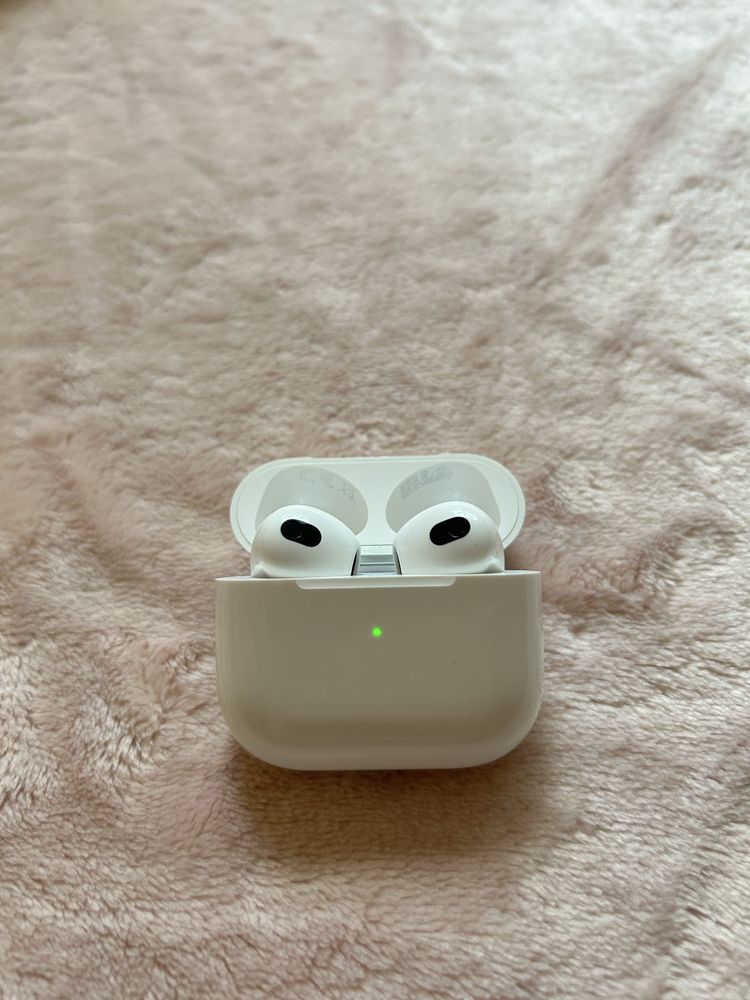 Apple AirPods 3 generacji