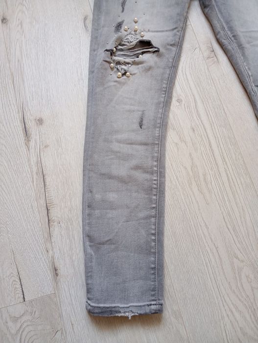 Szare jeansy z perełkami, dżetami, rozdarciami diamencikami bogato zdo