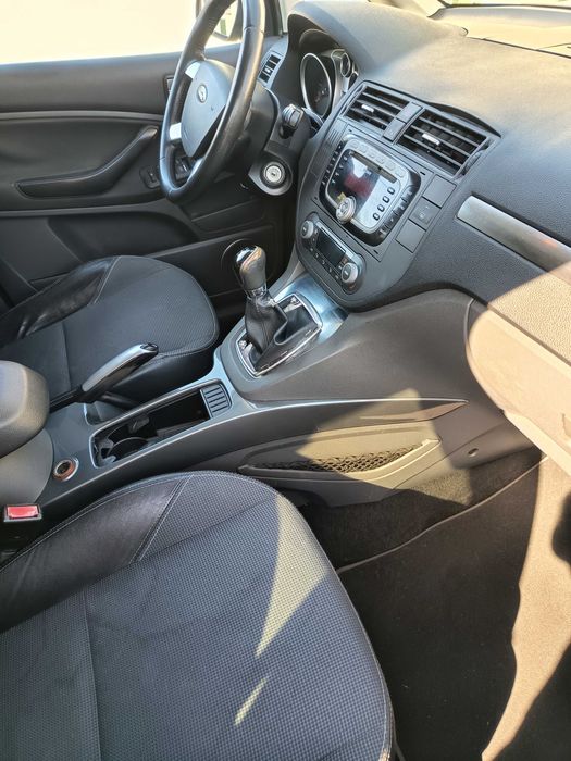 Carrinha Ford C-max muito bem estimada