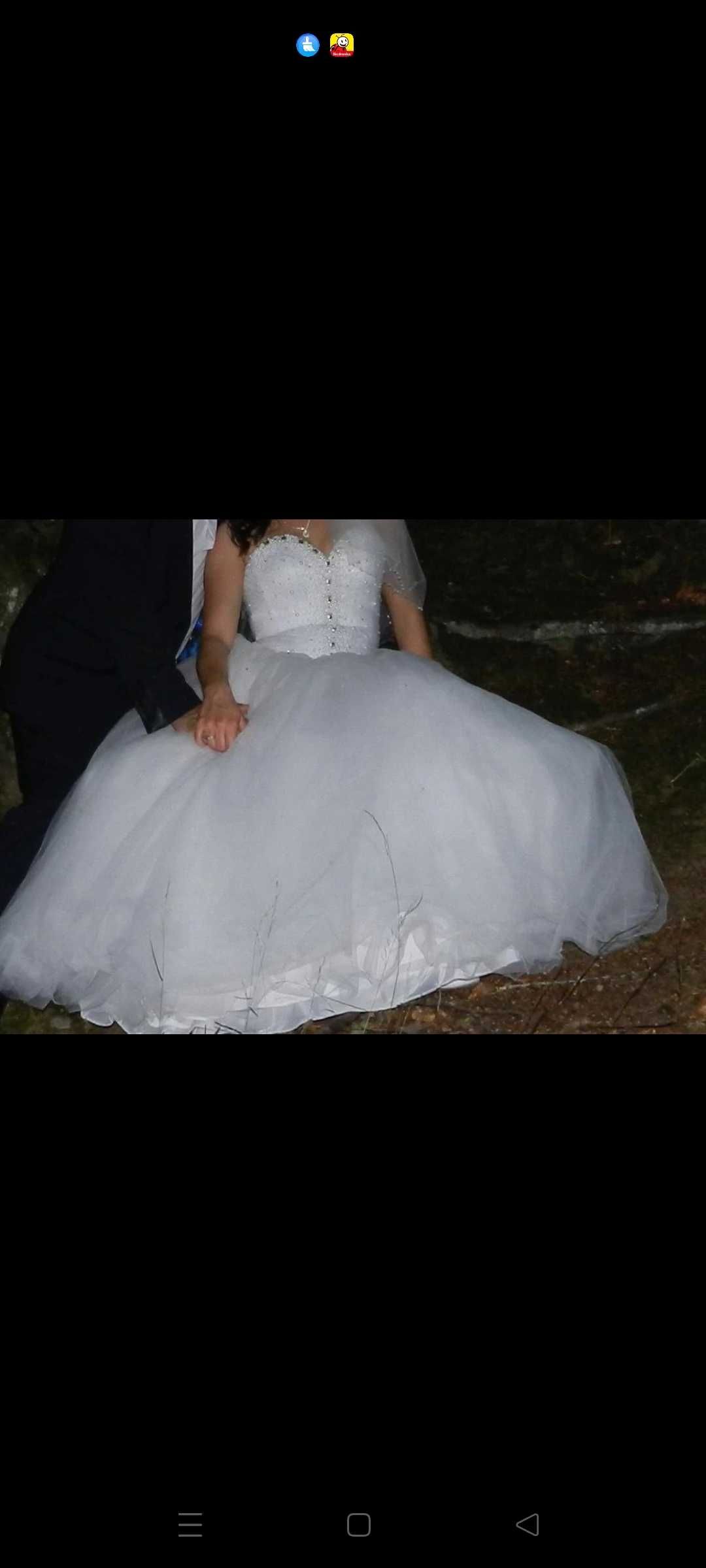 Suknia ślubna wykończona kryształkami swarovskiego