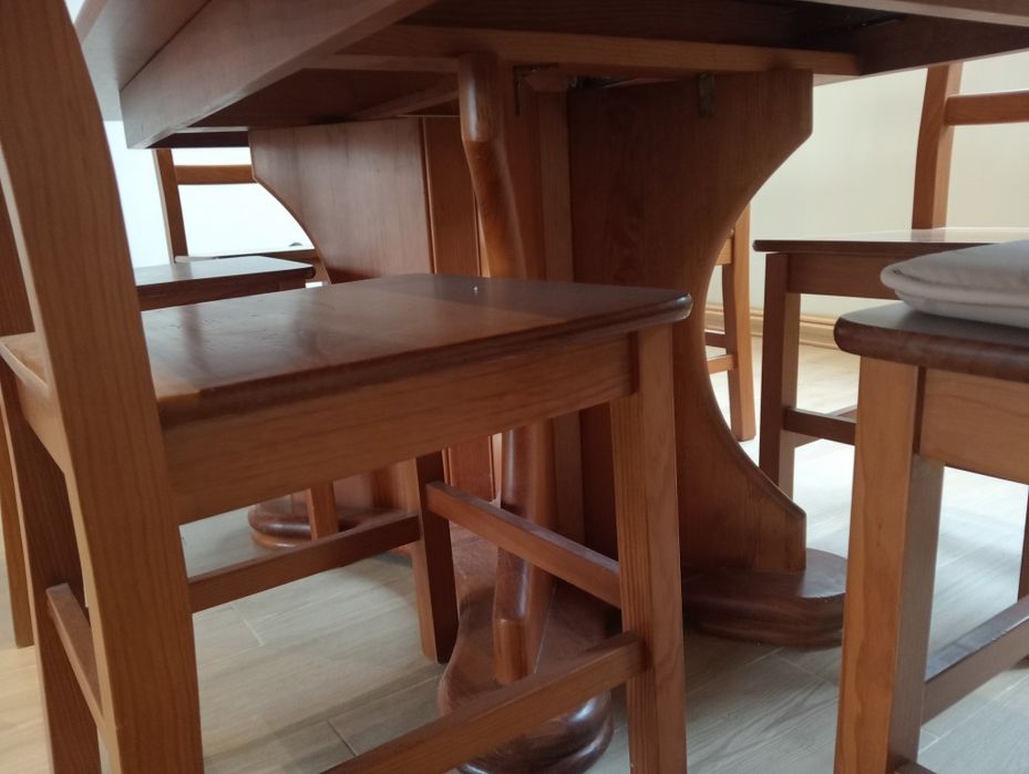 Conjunto de mesa de sala de jantar e cadeiras e um armário