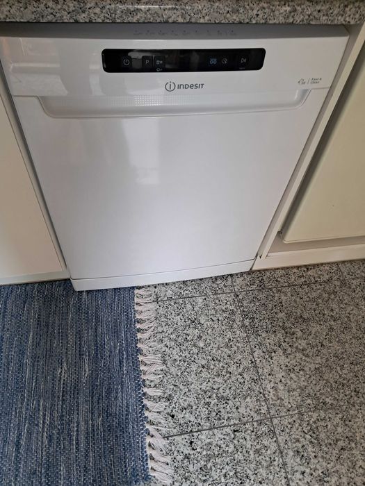 Máquina de lavar loiça Indesit D2F HD624 A com 1 ano de uso